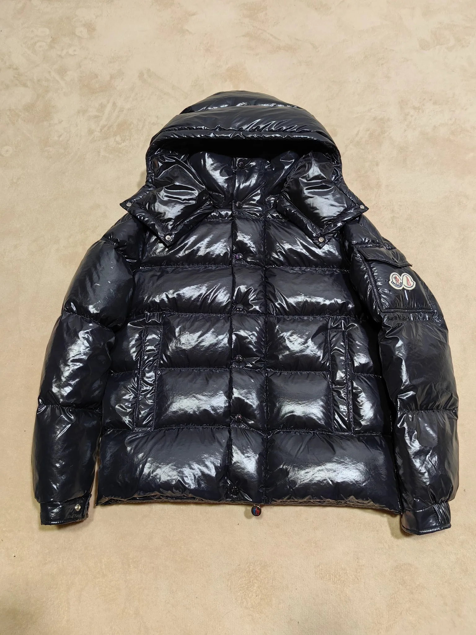 P390 Moncler/ 2026 70 、 。 DNA ， ， 。 Classic ， 、 。 Classic 70 。 Quality， 90 ，Premium Quality ， ，Black ！ Sizes M-3XL